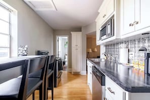 雪櫃、微波爐、焗爐、爐具