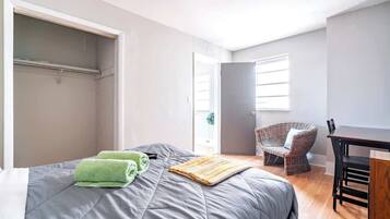 1 Schlafzimmer, Schreibtisch, Bügeleisen/Bügelbrett, Reisekinderbett