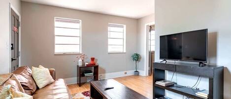 Smart TV, libros, videoteca y oficina