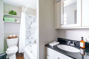 Dusj, miljøvennlige toalettsaker, hårføner og håndklær