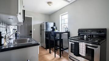 Køleskab, mikrobølgeovn, ovn, kogeplade