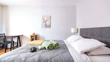 1 habitación, escritorio, tabla de planchar con plancha y cuna de viaje