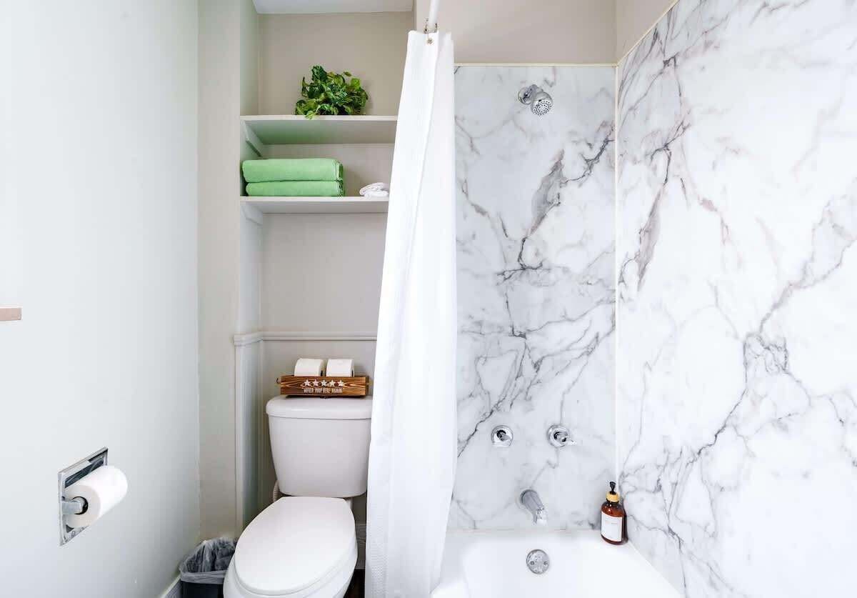 Regadera, amenidades de baño ecológicas, secadora de cabello, toallas 