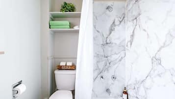 Regadera, amenidades de baño ecológicas, secadora de cabello, toallas