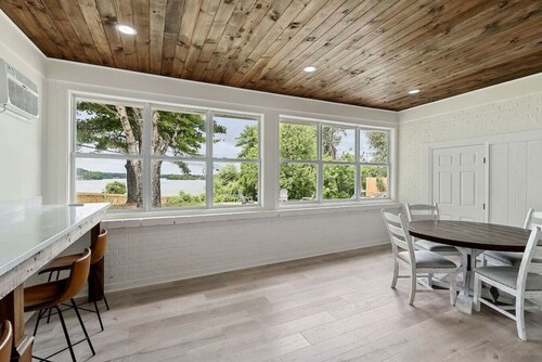 Sunset Cove- Lake Home, Dock, Fire Pit, Hot Tub, Game Room, Etc