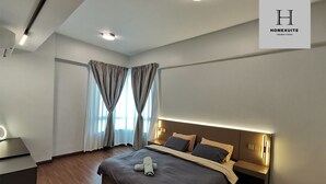 Een moderne slaapkamer met een groot bed, nachtlampjes en een plafondlamp.