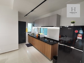 Jääkaappi, mikroaaltouuni, liesi, vedenkeitin