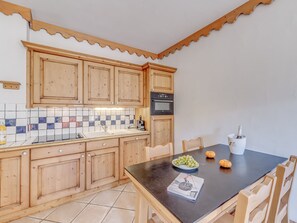 Réfrigérateur, micro-ondes, plaque de cuisson, lave-vaisselle