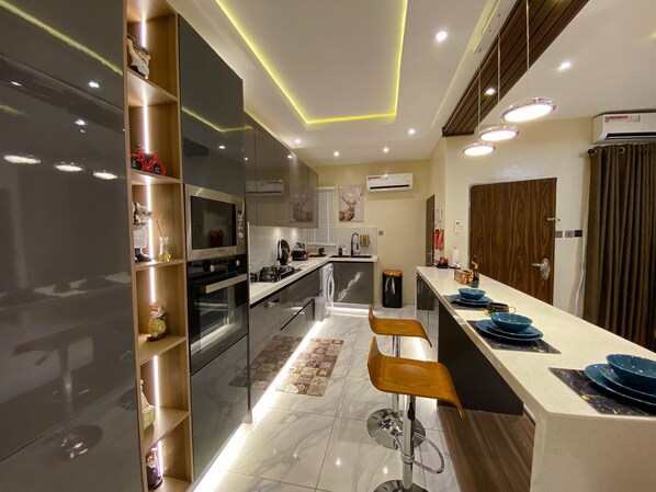 Kühlschrank, Ofen, Herdplatte, Wasserkocher