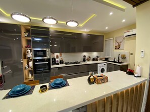 Kühlschrank, Ofen, Herdplatte, Wasserkocher