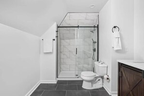 Combined shower/bathtub, towels