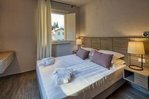 Basic-Apartment | Daunenbettdecken, Schreibtisch, laptopgeeigneter Arbeitsplatz