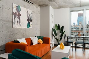 Televisor intel·ligent i taula de tennis de taula 