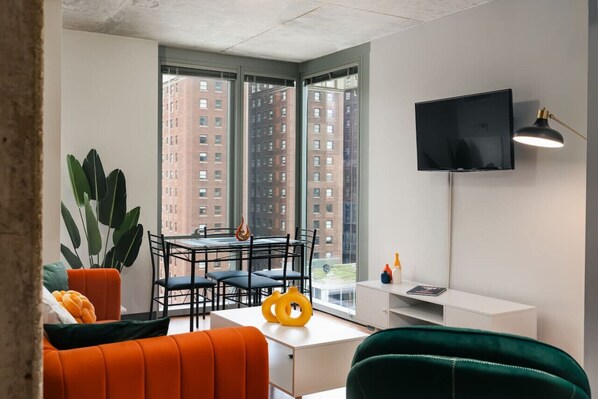 Smart-tv och ett bordtennisbord