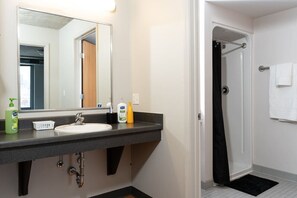 Dusch, hårtork, handdukar och tvål