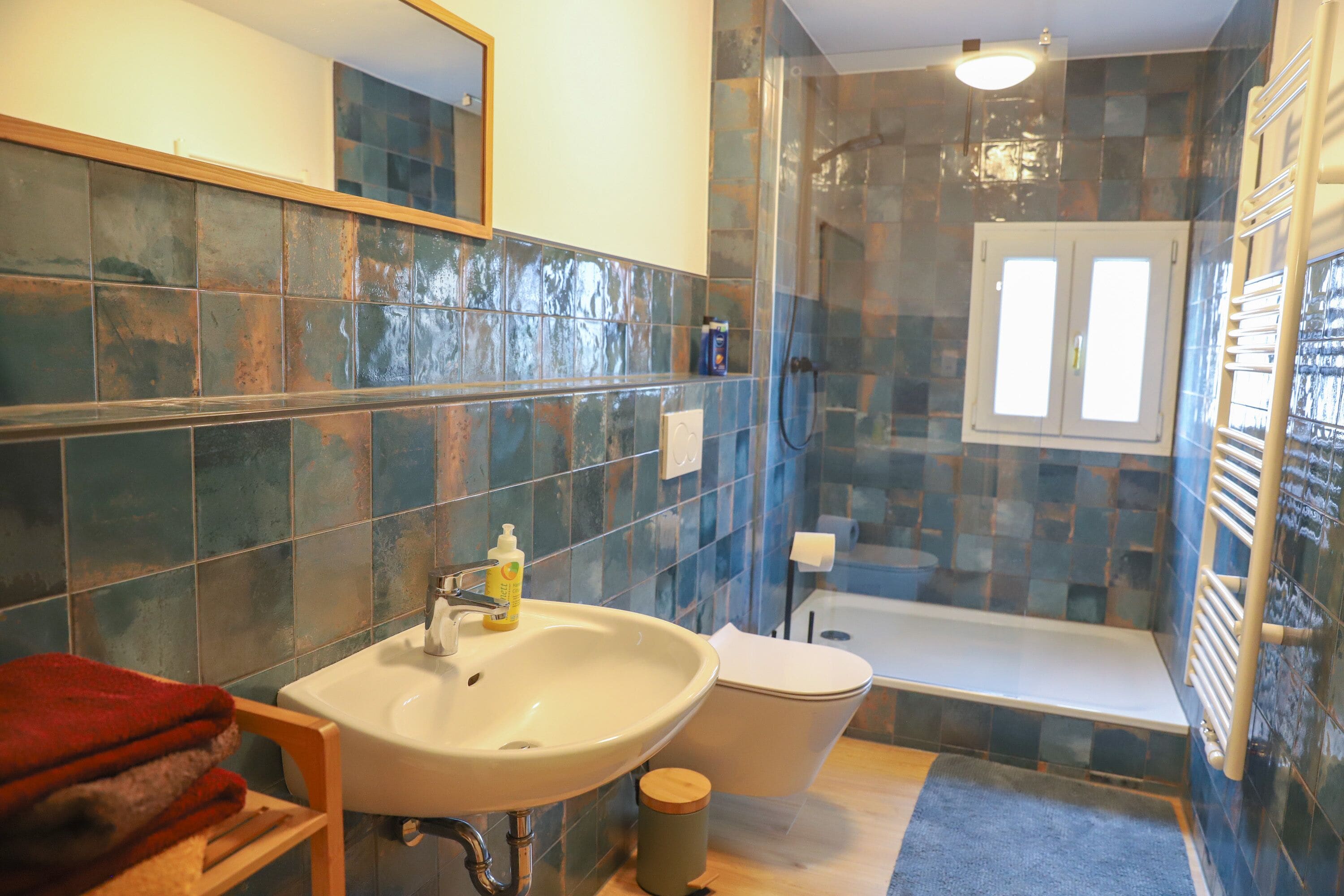 Ein Badezimmer mit Waschbecken, Toilette und Dusche.