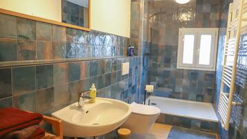 Ein Badezimmer mit Waschbecken, Toilette und Dusche.
