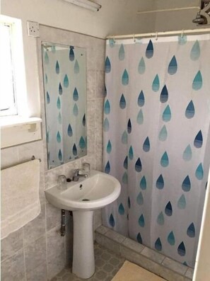 Douche, serviettes fournies, savon, shampoing