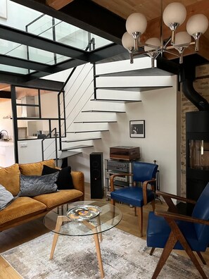 TV connectée, lecteur de DVD, table de tennis de table, livres