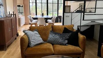 TV connectée, lecteur de DVD, table de tennis de table, livres