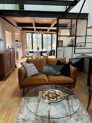 TV connectée, lecteur de DVD, table de tennis de table, livres