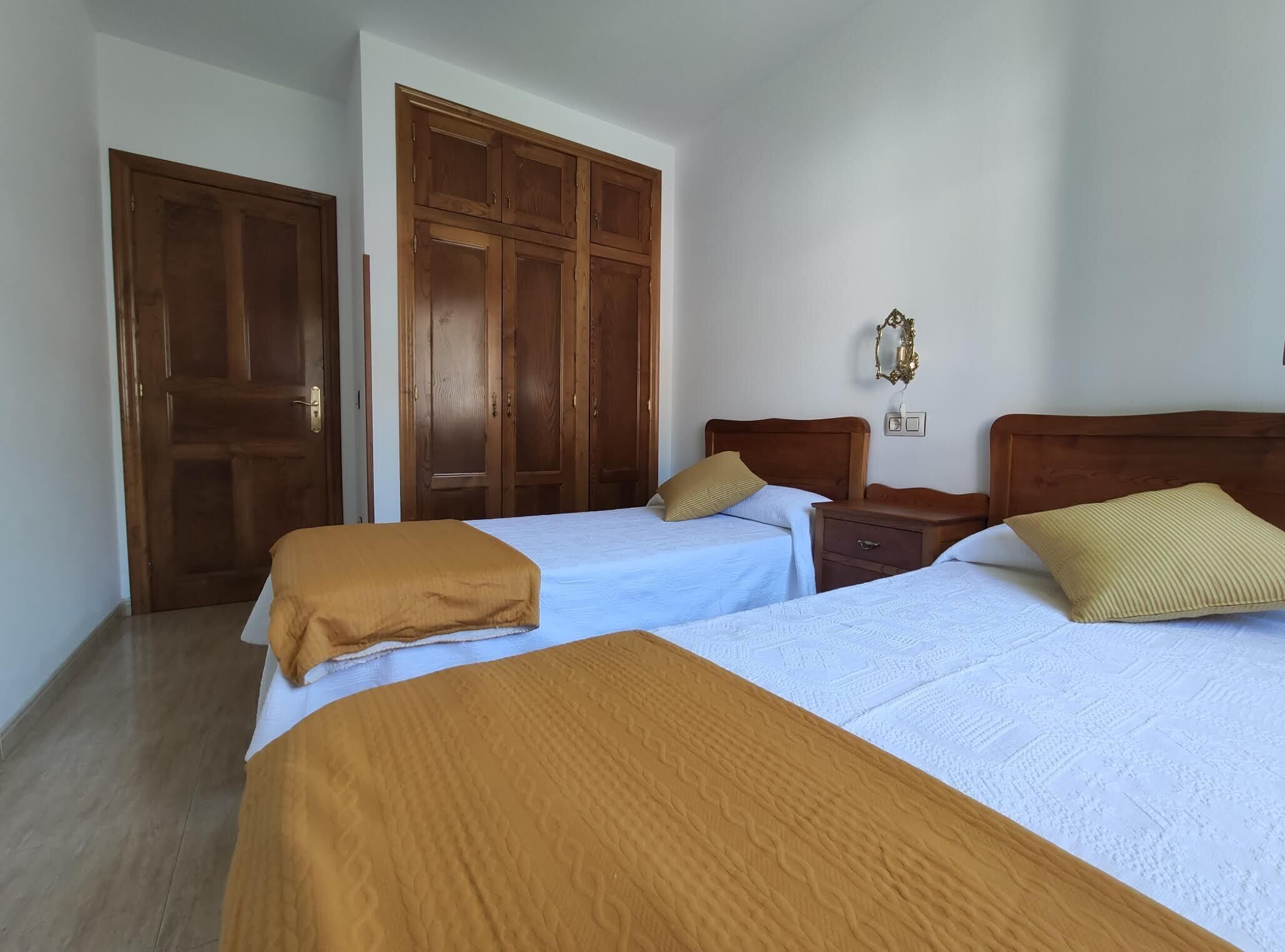 3 quartos, ferros/tábuas de passar roupa, berço de viagem