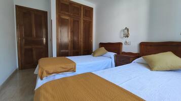 3 habitaciones, tabla de planchar con plancha y cuna de viaje