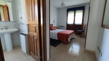 3 slaapkamers, een strijkplank/strijkijzer, reisbedje, gratis wifi