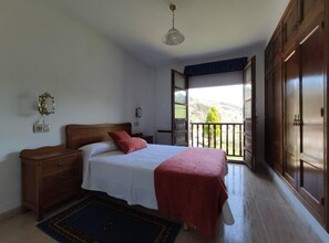 3 habitaciones, tabla de planchar con plancha y cuna de viaje