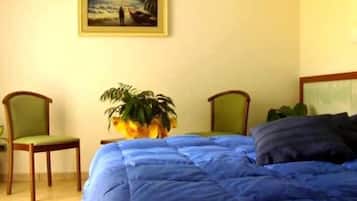 Dobbelt- eller tomannsrom – basic, balkong | Skrivebord og wi-fi (inkludert)