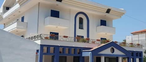 Fachada de la propiedad