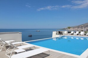 Seasonal outdoor pool, pool umbrellas, sun loungers - The Queens Lion - Premium Hotel (Sarandë)