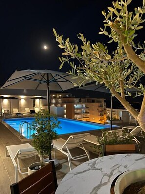 Seasonal outdoor pool, pool umbrellas, sun loungers - The Queens Lion - Premium Hotel (Sarandë)