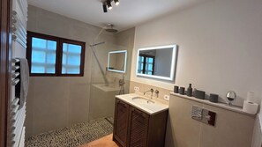 Douche, séchoir à cheveux, serviettes fournies, savon