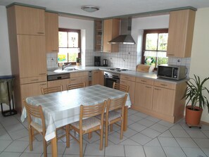 Jääkaappi, mikroaaltouuni, uuni, liesi