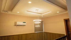 Et loft med indbygningsspots og en moderne pendel.