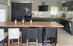 Fridge, oven, dishwasher, coffee/tea maker