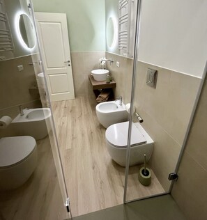 Hårtørrer, håndklæder, Sæbe, Toiletpapir