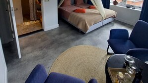 Habitación doble | Área de sala de estar | Televisión de 50 cm con canales digitales y películas con cargo 