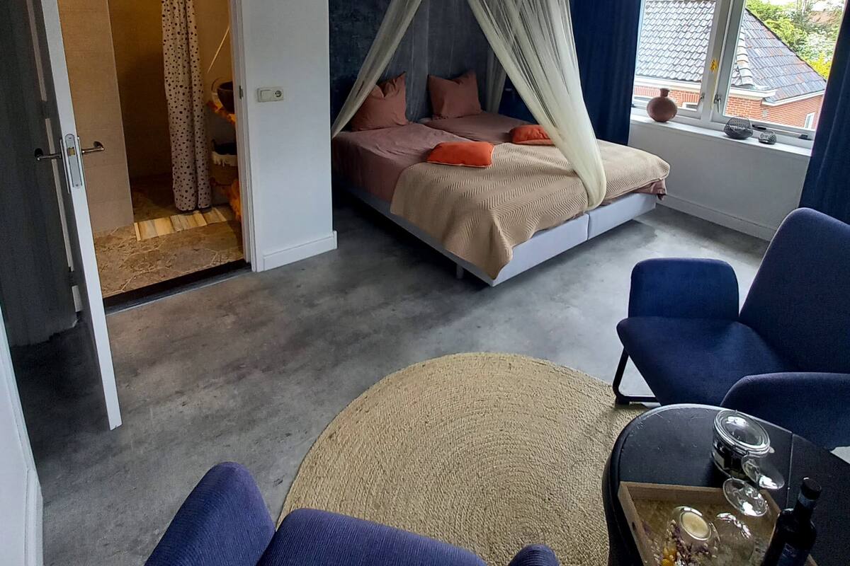 Habitación doble | Zona de estar | Televisión de 50 cm con canales digitales, películas de pago