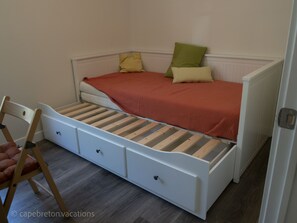 2 bedrooms, desk, bed sheets