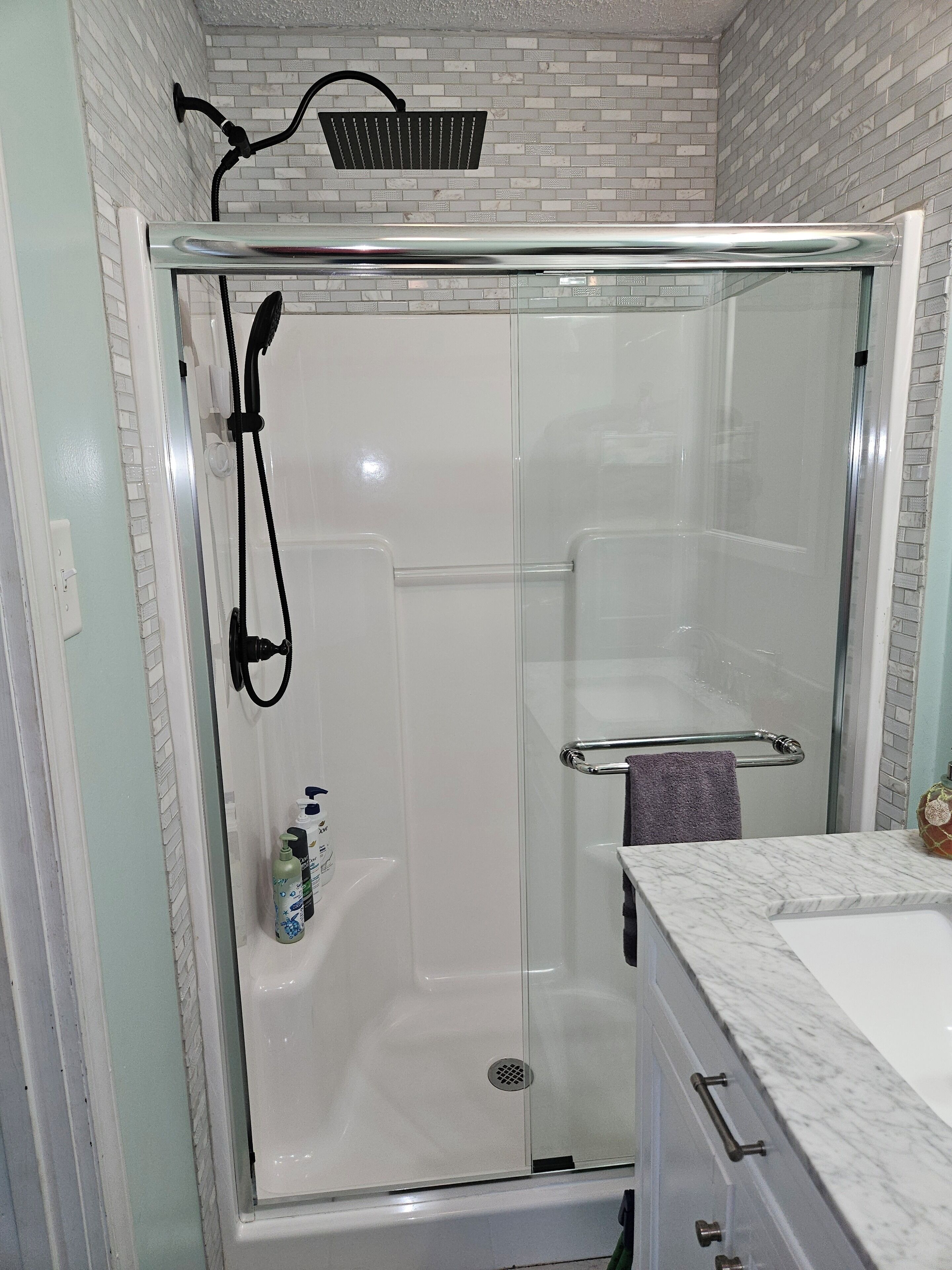 Dusche, Haartrockner, Handtücher, Seife