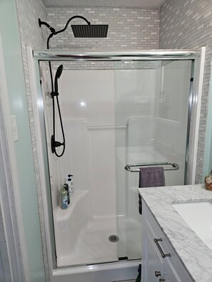 Een douche, een haardroger, handdoeken, zeep
