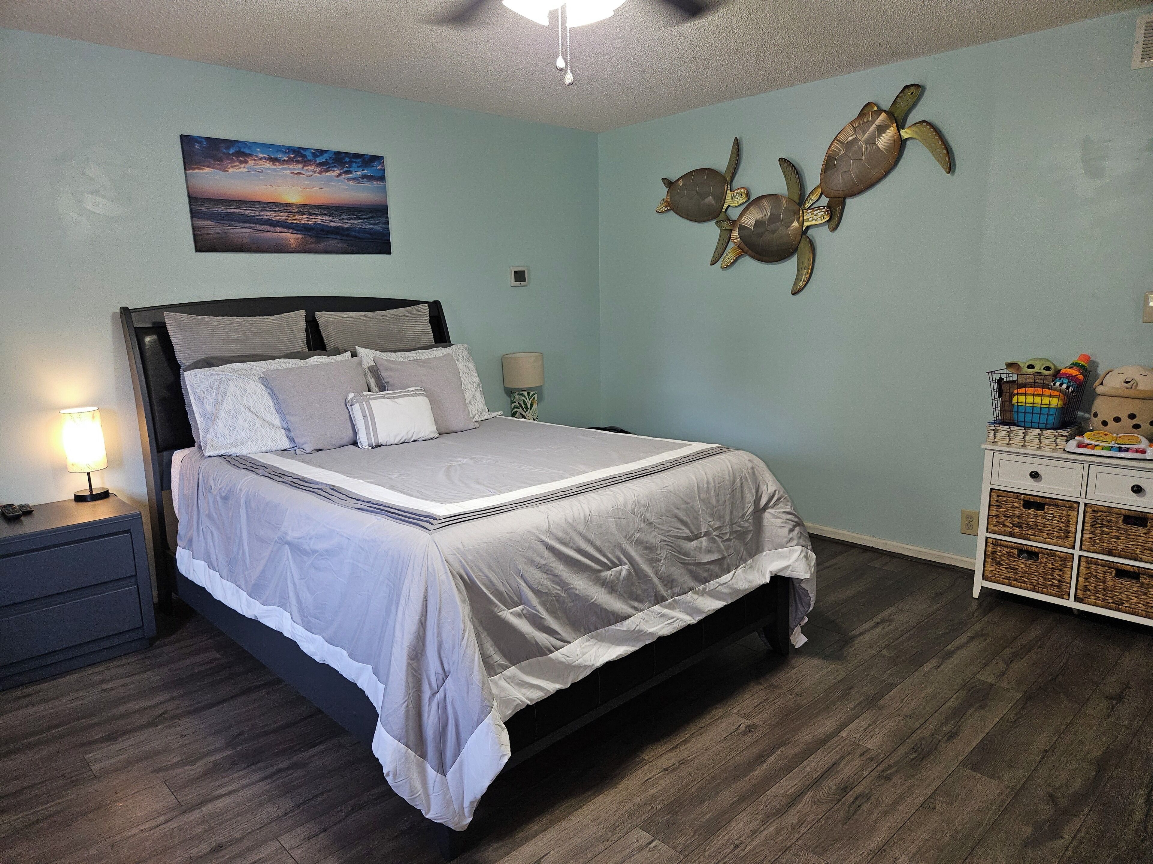 1 slaapkamer, een kluis op de kamer, een bureau