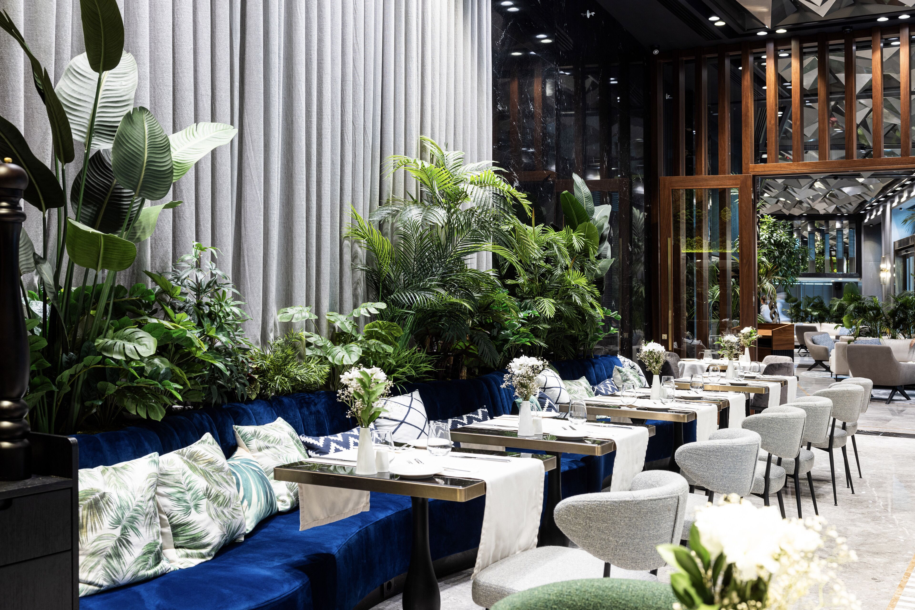 Daily cooked-to-order breakfast (EUR 30 per person)