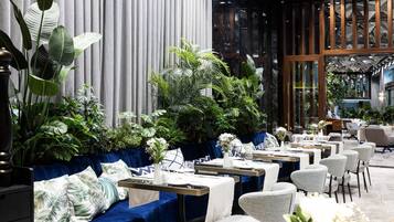 Desayuno a la carta diario (EUR 30 por persona)