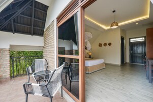 Muebles diferentes, escritorio y espacio para trabajar con laptop 