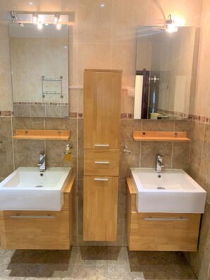 Signature Apartment, 2 Bedrooms, Garden View | Bathroom | Bathtub, jetted tub, towels, toilet paper - Appartements - Le Paradisier Ambatobe (Antananarivo)