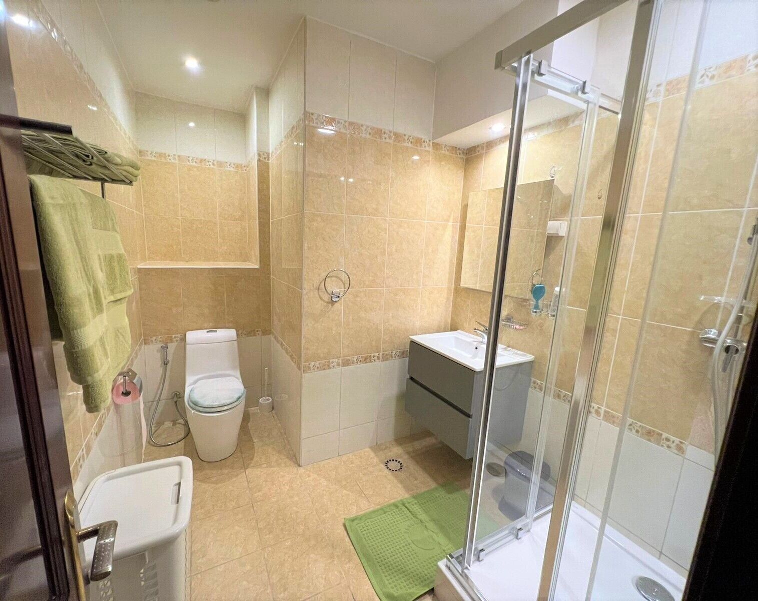 Un bagno con il water, un lavandino e una doccia.