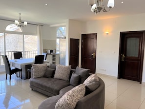 Deluxe-Apartment, 1 Schlafzimmer, Bergblick | Wohnbereich | 43-Zoll-Flachbildfernseher mit Satellitenempfang, Fernseher